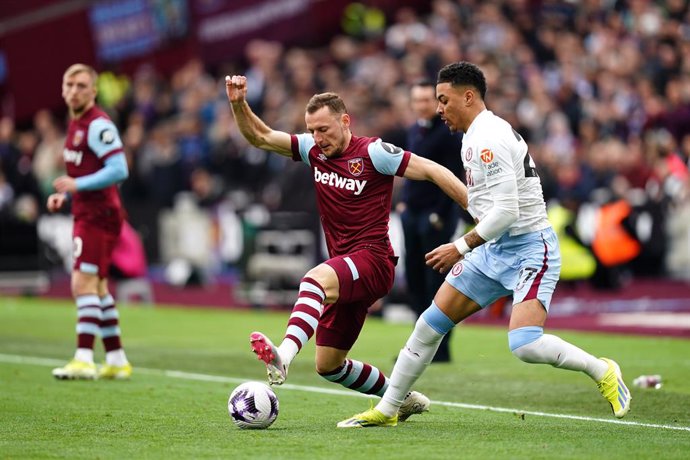 17 March 2024, United Kingdom, London: West Ham United's Vladimir Coufal (L) and Aston Villa's Morgan Rogers battle for the ball during the English Premier League soccer match between West Ham United and Aston Villa at the London Stadium. Photo: John Walt