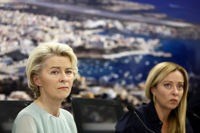 Archivo - 17 September 2023, Italy, Lampedusa: Italian Prime Minister Giorgia Meloni attends a press conference with Ursula von der Leyen (L), President of the European Commission, as part of their visit to the island of Lampedusa. Photo: Cecilia Fabian