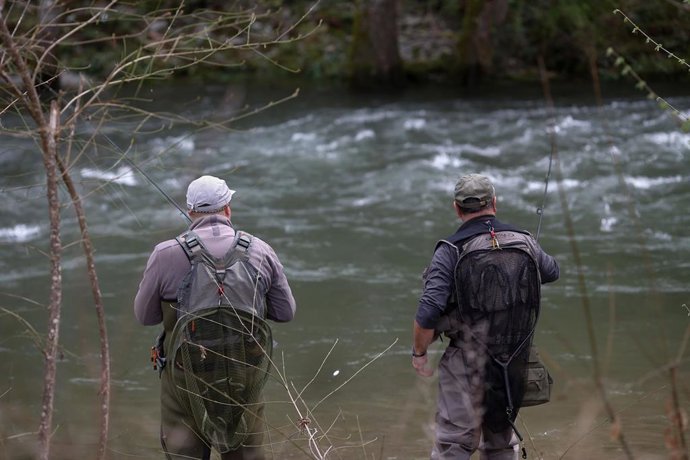 Dos hombres pescan en el río Navia, a 17 de marzo de 2024, en Cervantes, Lugo, Galicia (España). Hoy ha comenzado la temporada de pesca fluvial.