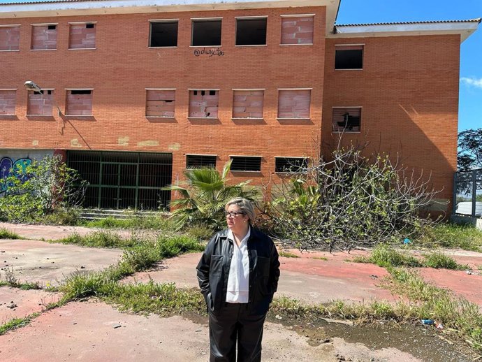 Mónica Rossi delante de uno de los edificios de la barriada Príncipe Juan Carlos de Huelva.