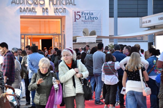 Miles de visitantes, este sábado, en la Feria del Libro de Tomares.