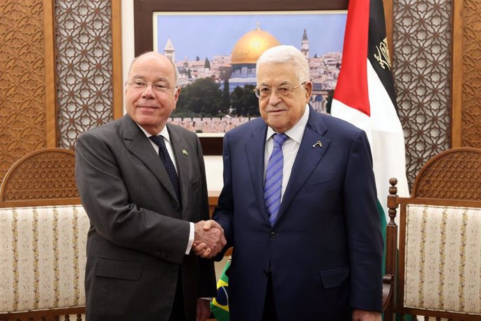 El presidente palestino, Mahmud Abbas, y el ministro de Asuntos Exteriores de Brasil, Mauro Vieira