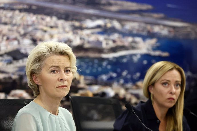 Archivo - 17 September 2023, Italy, Lampedusa: Italian Prime Minister Giorgia Meloni attends a press conference with Ursula von der Leyen (L), President of the European Commission, as part of their visit to the island of Lampedusa. Photo: Cecilia Fabiano/