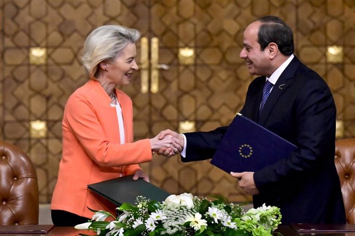 La presidenta de la Comisión Europea, Ursula von der Leyen, y el presidente de Egipto, Abdelfatá al Sisi, en El Cairo