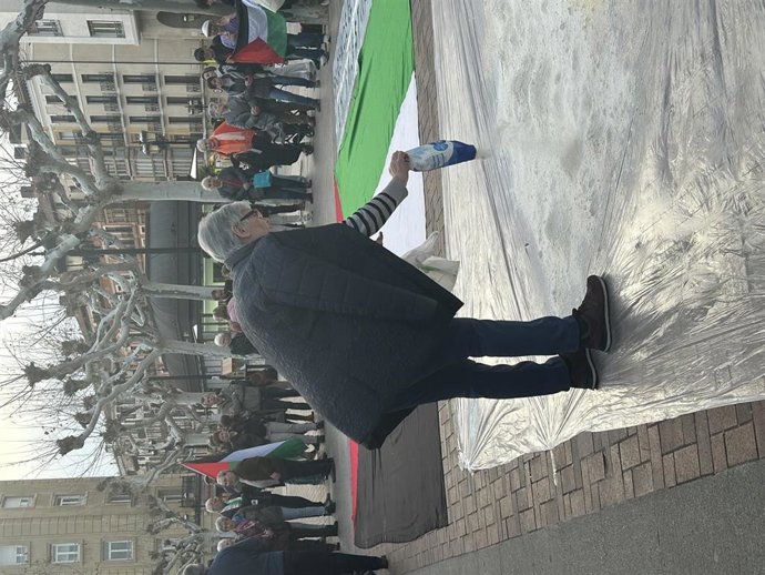 Los participantes han derramado harina como acto de visbilización