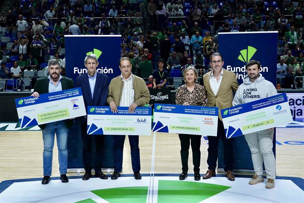 La Fundación ha hecho entrega de estos cheques en el partido entre el Unicaja y el Real Madrid.