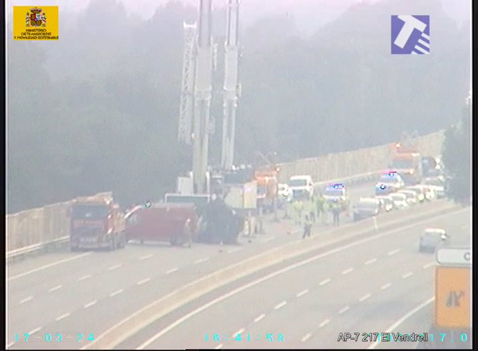 Cues de 6 quilòmetres amb el tall de l'AP-7 en l'el Vendrell (Tarragona) per retirar un camió accidentat