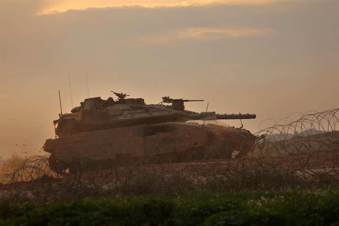 Archivo - Un carro de combate israelí en la frontera de la Franja de Gaza