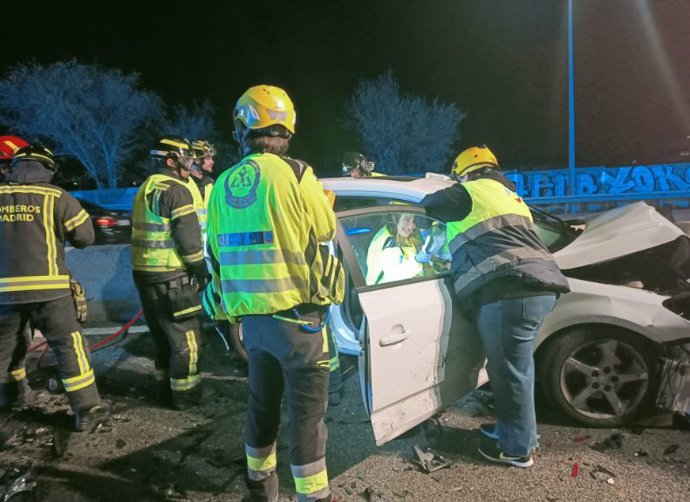 Bomberos Madrid y Samur-PC atienden a heridos en un accidente con ocho vehículos implicados en la M14