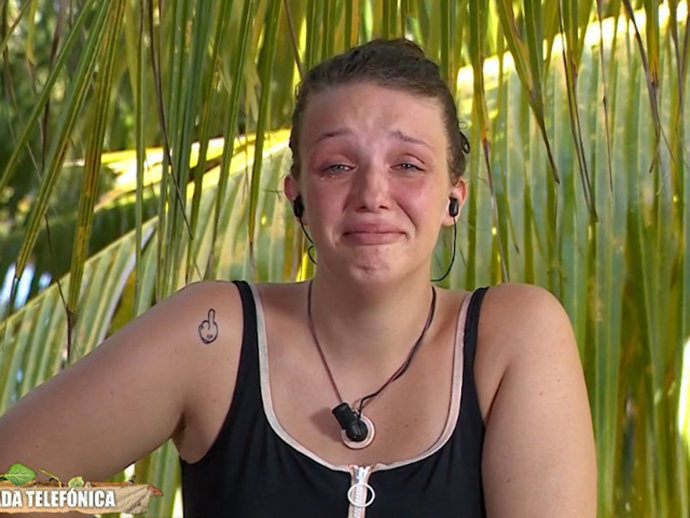 Zayra Gutiérrez se emociona al hablar con su madre, Arantxa de Benito, durante la emisión de 'Supervivientes'.