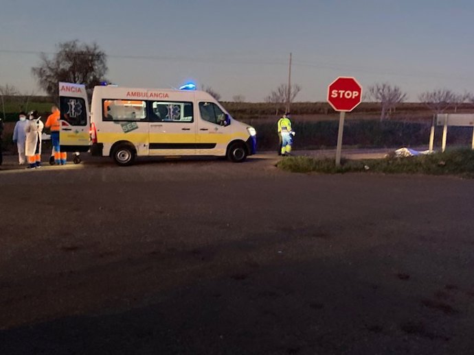 Archivo - Imagen de archivo de una ambulancia en un accidente en la provincia de Badajoz