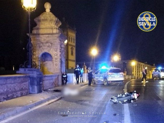 Motorista accidentado en el puente de San Bernardo (Sevilla)