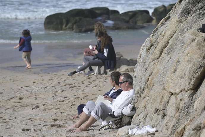 Archivo - Varias personas disfrutan de un día de primavera anticipada con temperaturas de  20C de máxima y 11C de mínima en la playa del Orzán en A Coruña, Galicia (España), a 16 de febrero de 2021. 