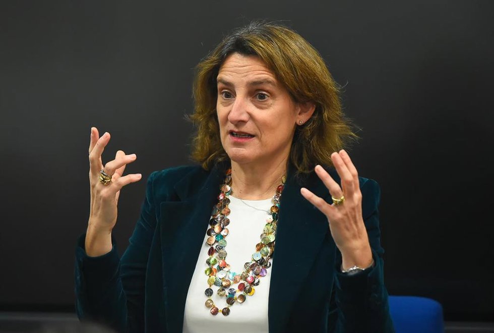 La vicepresidenta tercera del Gobierno y ministra para la Transición Ecológica y el Reto Demográfico, Teresa Ribera (c), durante un encuentro con estudiantes. A 11 de marzo de 2024, en Málaga (Andalucía, España)