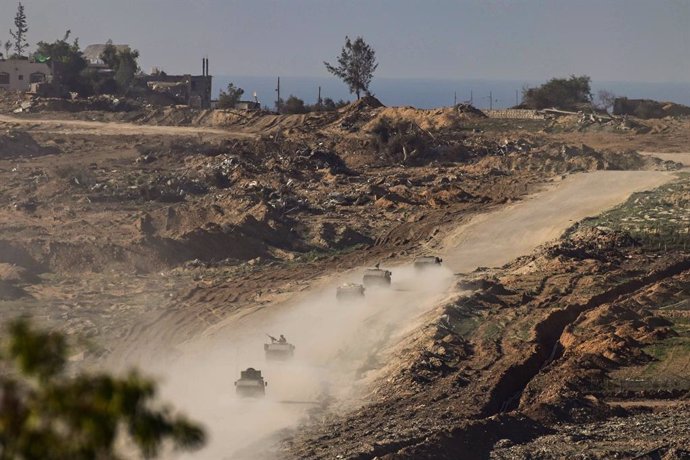 Archivo - SEDEROT, Jan. 9, 2024  -- This photo taken from the Israeli side of the border with the Gaza Strip shows Israeli troops in the Gaza Strip, on Jan. 8, 2024. The Israeli army has started a new, less intensive phase in its military operation agains