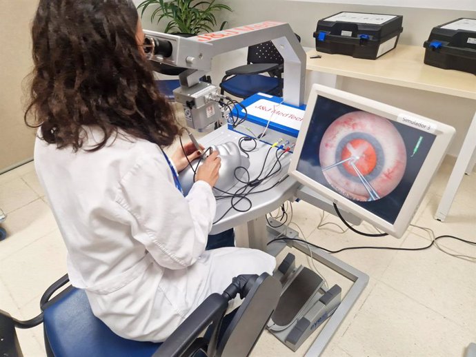 Médica interna especialista realizando una simulación de microcirugía oftalmológica.