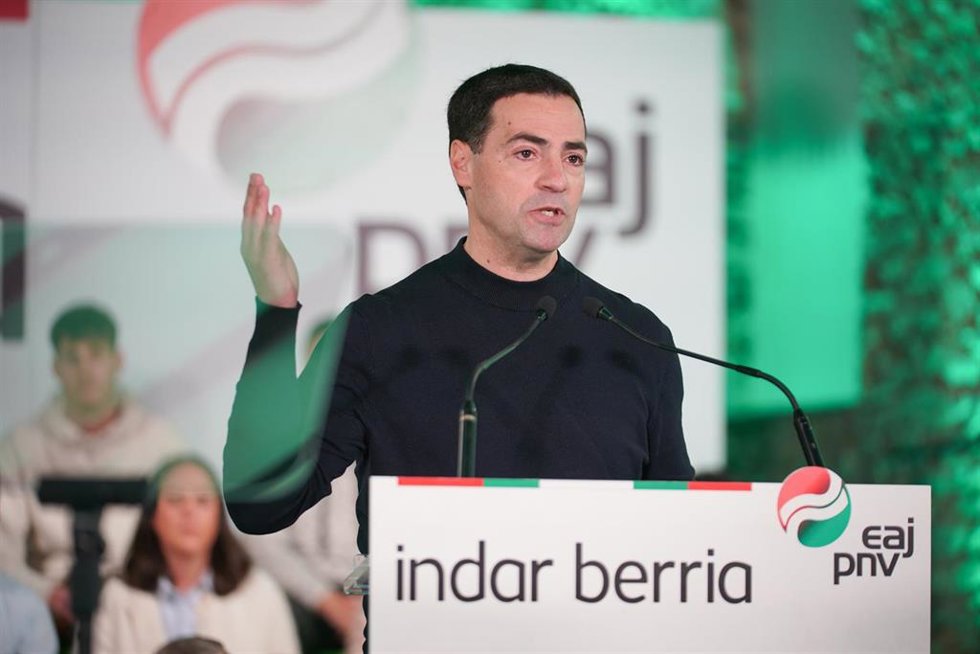 El candidato del PNV a Lehendakari, Imanol Pradales, interviene durante un acto del PNV, en el Palacio de Villa Suso, a 24 de febrero de 2024, en Vitoria-Gasteiz
