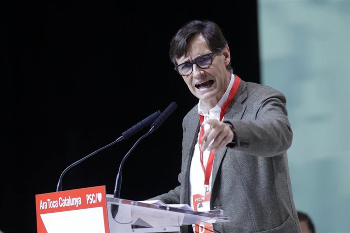 El primer secretario del PSC, Salvador Illa, interviene durante el acto de clausura del 15 Congreso del PSC, en el Palacio de Congresos de Cataluña, a 17 de marzo de 2024, en Barcelona, Catalunya (España). 