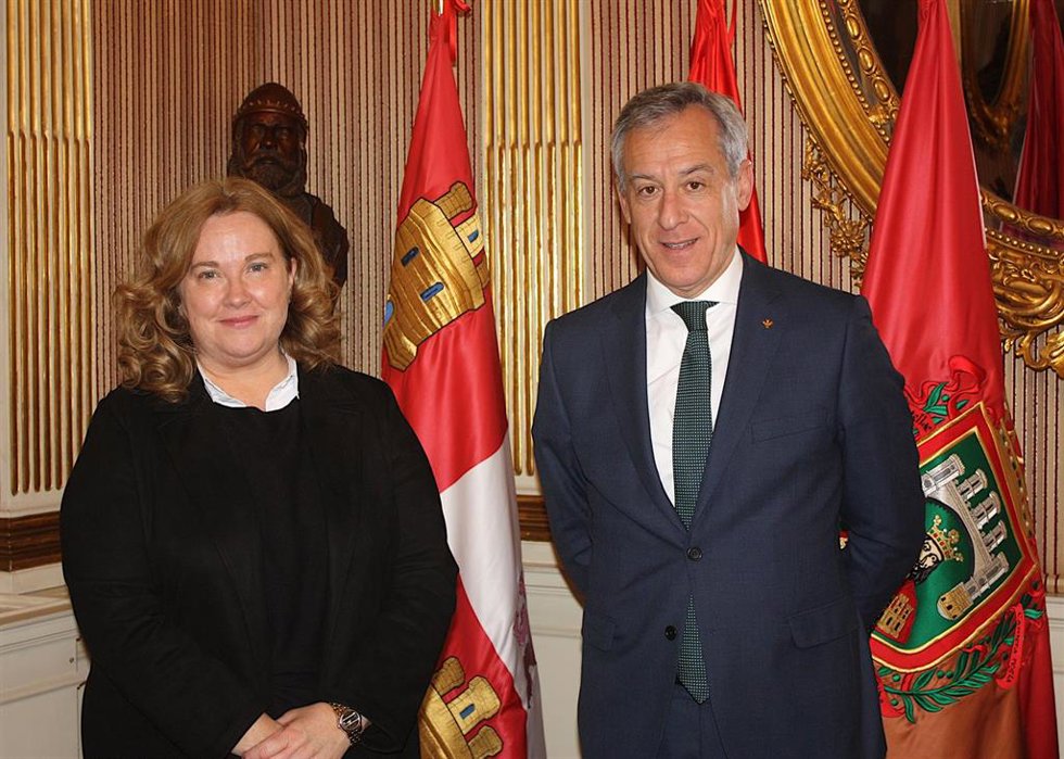 La alcaldesa de Burgos con el presidente de Eurocaja Rural.