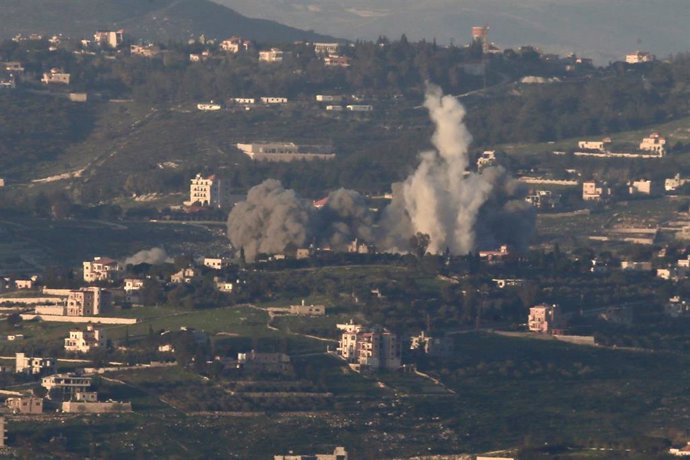 Columna de humo tras un bombardeo del Ejército de Israel contra la localidad de Hula, en el sur de Líbano (archivo)
