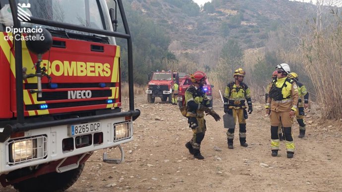 Bombers treballen en l'extinció de l'incendi de Fanzara