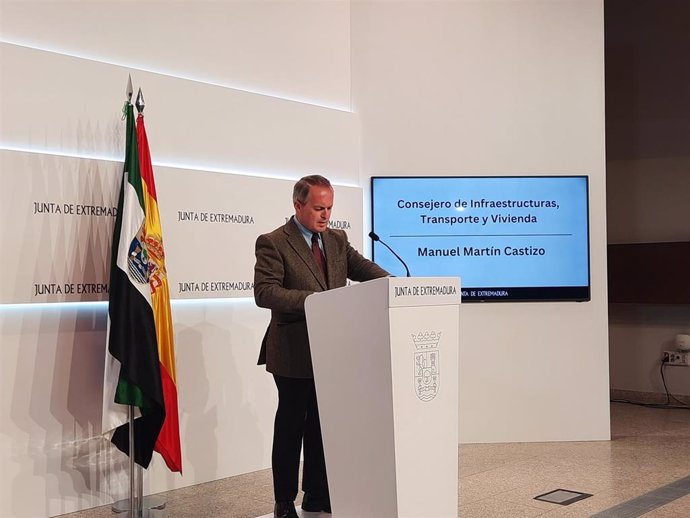El consejero de Infraestructuras, Transporte y Vivienda de la Junta de Extremadura, Manuel Martín Castizo, en rueda de prensa