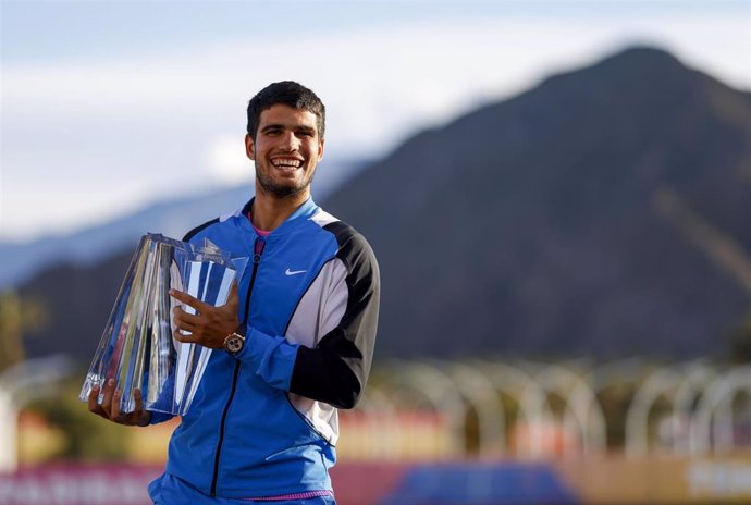 Carlos Alcaraz posa sonriente con su trofeo de campeón de Indian Wells 2024
