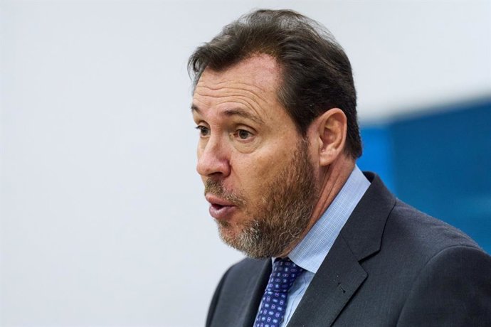 El ministro de Transportes y Movilidad Sostenible, Óscar Puente, en la rueda de prensa que ha ofrecido este lunes en Santander