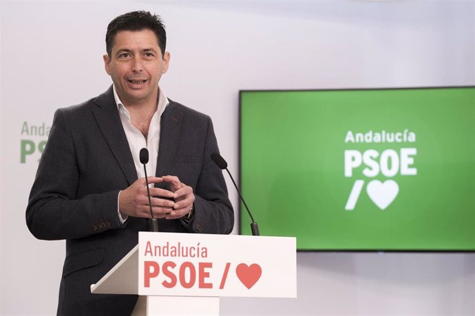 El coordinador de Presidencia del Grupo Socialista en el Parlamento de Andalucía, Rafael Márquez, este lunes en rueda de prensa.