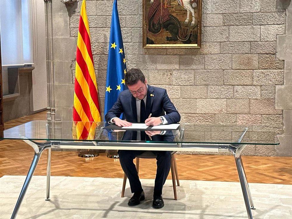 El presidente de la Generalitat, Pere Aragons, firma el decreto de convocatoria de elecciones para el 12 de mayo