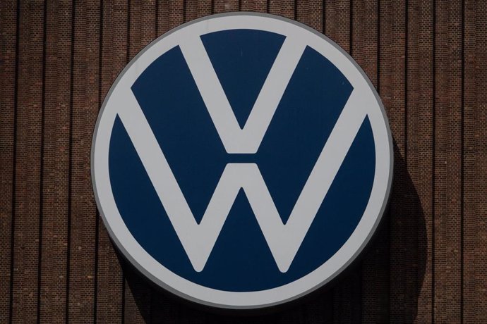 Archivo - FILED - 26 July 2022, Lower Saxony, Wolfsburg: The Volkswagen logo hangs on the outside facade of the Volkswagen plant in Wolfsburg. Photo: Melissa Erichsen/dpa