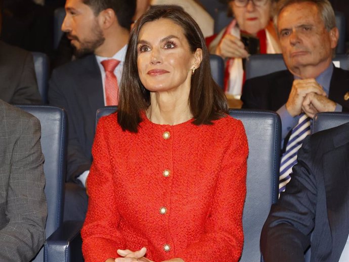 La Reina Letizia ha estrenado una chaqueta de tweed en su primer acto de la semana