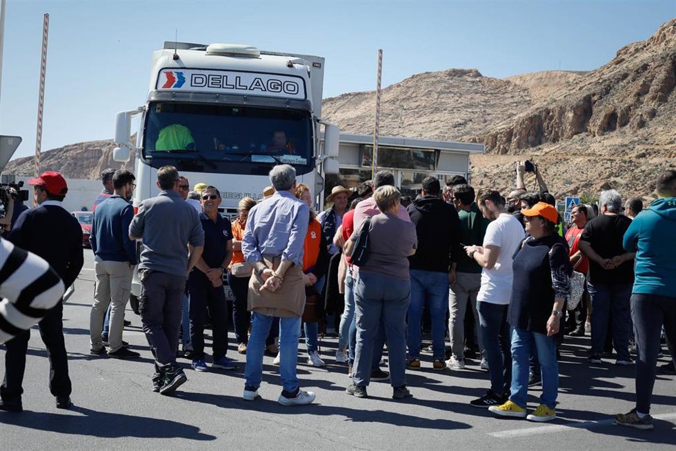 Agricultores protestan en el acceso al Puerto de Almería, a 12 de marzo de 2024, en Almería, Andalucía (España). Los vehículos de las caravanas convocadas por las principales organizaciones agrarias este martes han bloqueado la vía de entrada a la ciuda