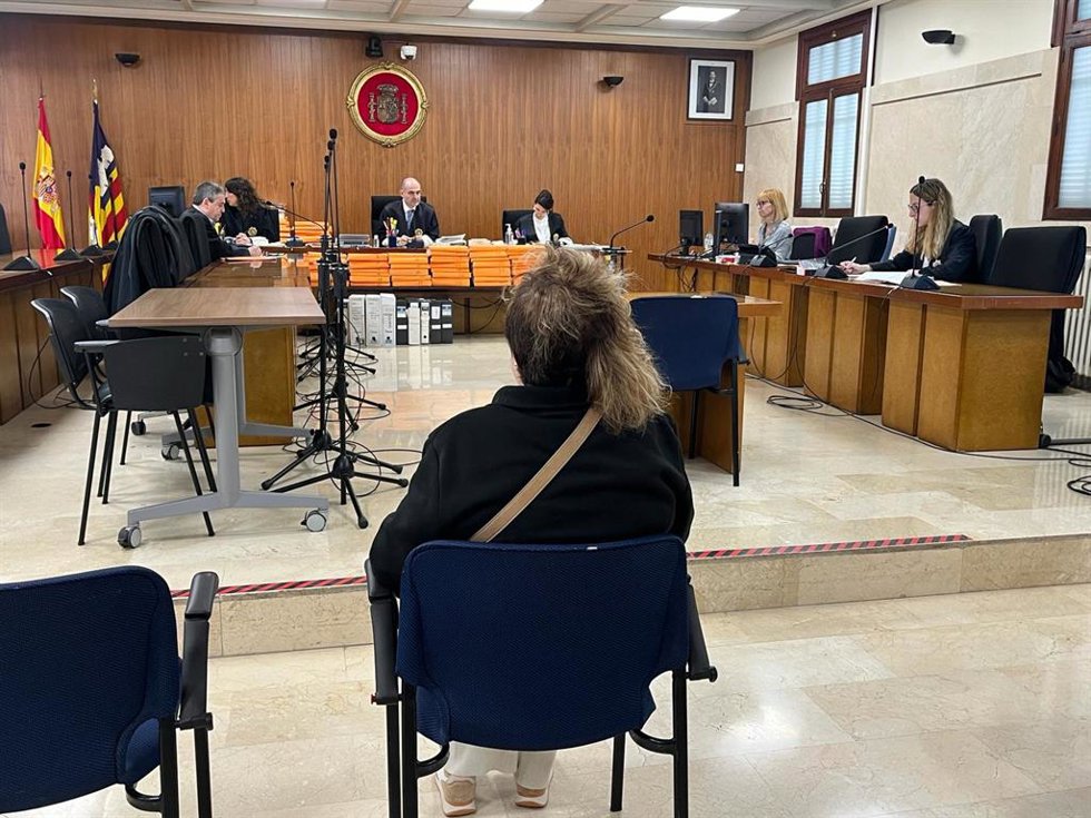 La acusada sentada ante el Tribunal.