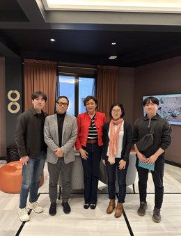 La catedrática de la UJA Yolanda de la Fuente (c), junto a investigadores coreanos