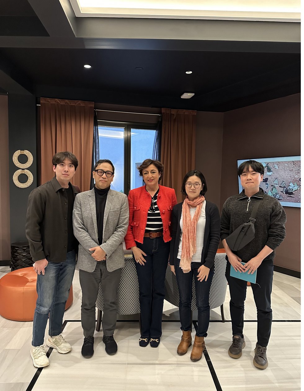 La catedrática de la UJA Yolanda de la Fuente (c), junto a investigadores coreanos
