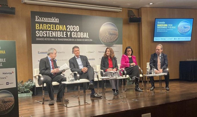 (I-D) El Periodista José Orihuel, Jaume Guardiola (Cercle D'economia), Merc Conesa (Barcelona Global), Mar Alarcón (Foment Del Treball) Y Josep Santacreu (Cámara De Barcelona)