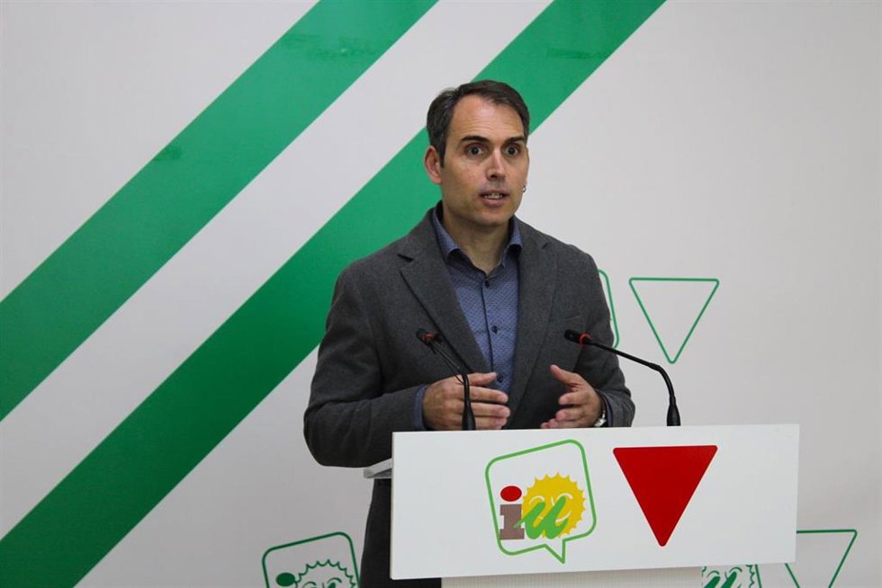El coordinador general de Izquierda Unida Andalucía, Toni Valero, este lunes en rueda de prensa en Málaga.