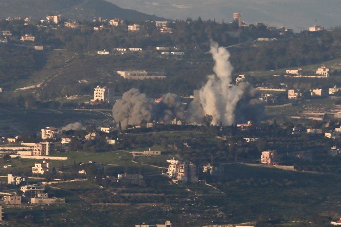 Columna de fum després d'un bombardeig israelià al sud del Líban