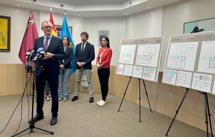 La secretaría general de la Consejería de Educación, Formación Profesional y Empleo, Carmen María Zamora, y la directora del Instituto de Educación Secundaria Floridablanca, Marién Almécija, en la inauguración de la IX Semana de las Letras y las Ciencias