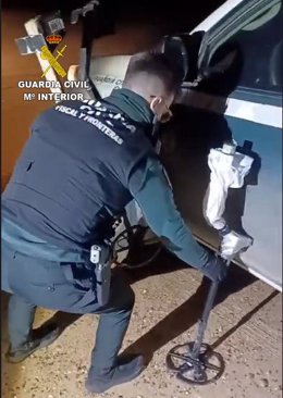 La Guardia Civil interviene deterctores de metales en la playa de Matalascañas (Huelva).