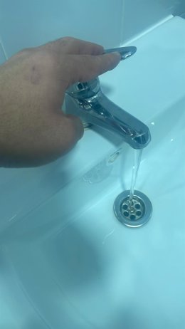 Archivo - Agua saliendo de un grifo, en imagen de archivo