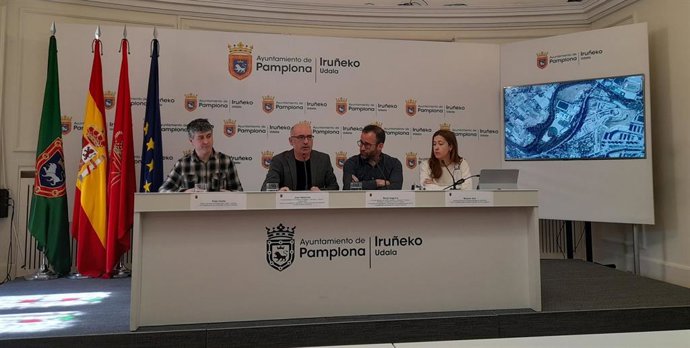 El concejal delegado Joxe Abaurrea, el concejal delegado de Ciudad Habitable y Sostenible, Borja Izagirre, el director del área de Conservación Urbana y Sanidad, Patxi Iriarte, y la directora de Proyectos Estratégicos y Movilidad, Maialen Ariz