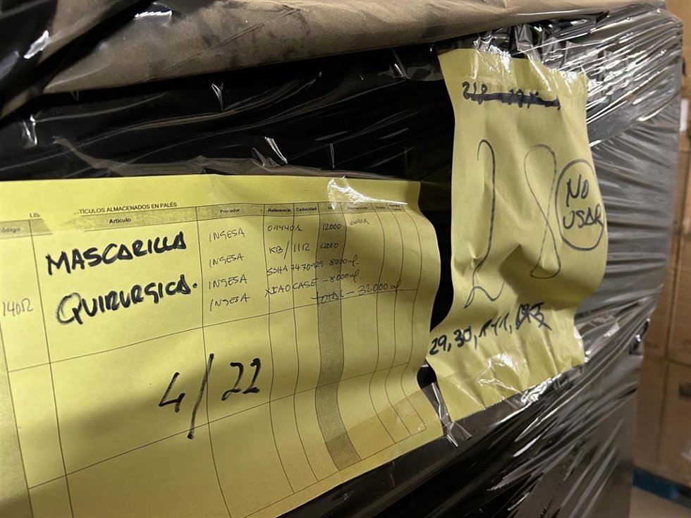 Mascarillas encontradas en un almacén de Almendralejo