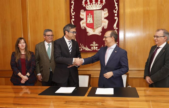 El presidente de las Cortes, Pablo Bellido, y el presidente del Comité de Castilla-La Mancha de Unicef, Eduardo Sánchez Butragueño, firman un convenio.