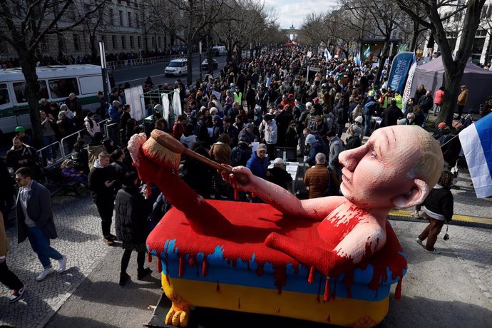 17 March 2024, Berlin: A figure depicting Russian President Putin in a bathtub stands during a demonstration entitled "Stop Putin, war, lies and repression" organized by the alliance "Democracy - Yes" to protest against President Putin's policies one mont