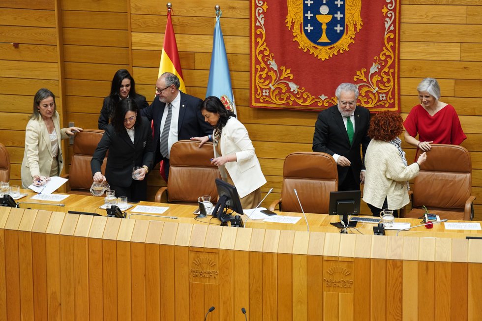Los diputados de la Mesa de Edad dejan sus puestos para que tome posesión de sus asientos el nuevo órgano rector de la Cámara