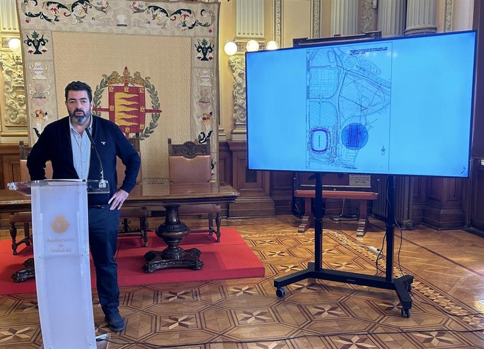 El concejal de Tráfico y Movilidad, Alberto Gutiérrez Alberca, en una rueda de prensa en la que ha explicado el proyecto para el nuevo recinto de la Feria de Folklore y Gastronomía.