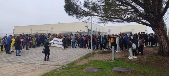 Profesores, familias y alumnos protestan frente al IES O Milladoiro, en Ames (A Coruña), por los "problemas de convivencia"