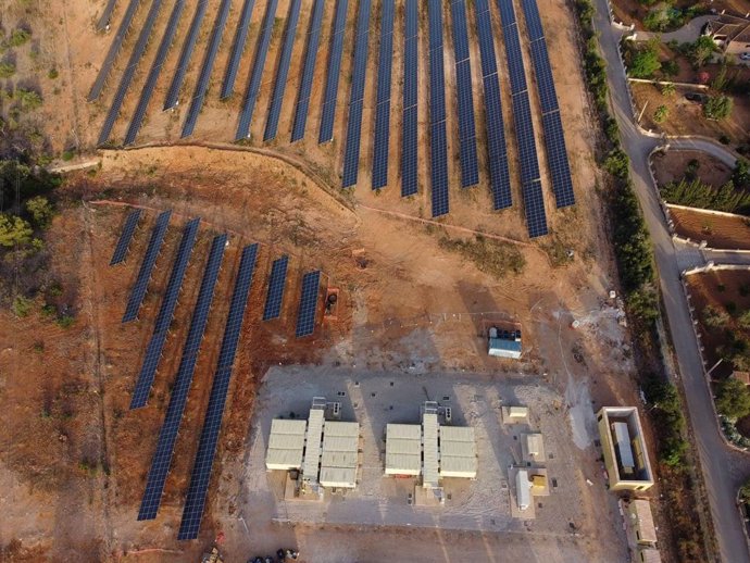 Imagen aérea de la instalación de baterías de flujo de vanadio y la planta solar de Son Orlandis.